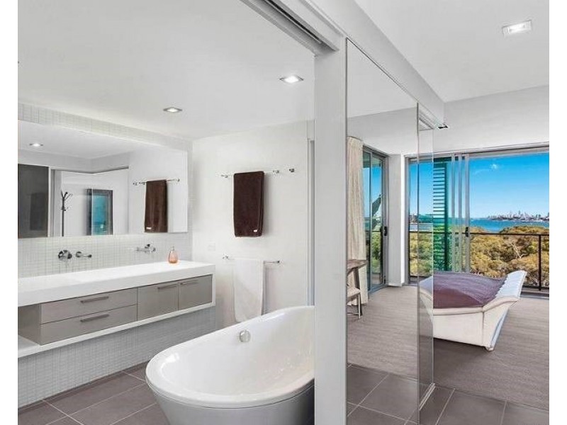 30402/2 Ephraim Island, Paradise Point QLD 4216