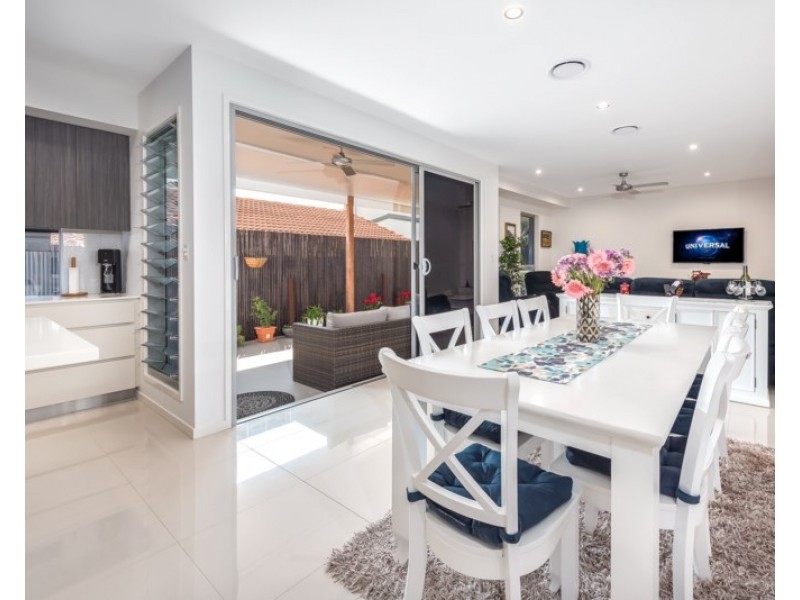 2/9 Nankeen Avenue, Paradise Point QLD 4216