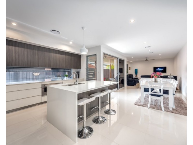 2/9 Nankeen Avenue, Paradise Point QLD 4216