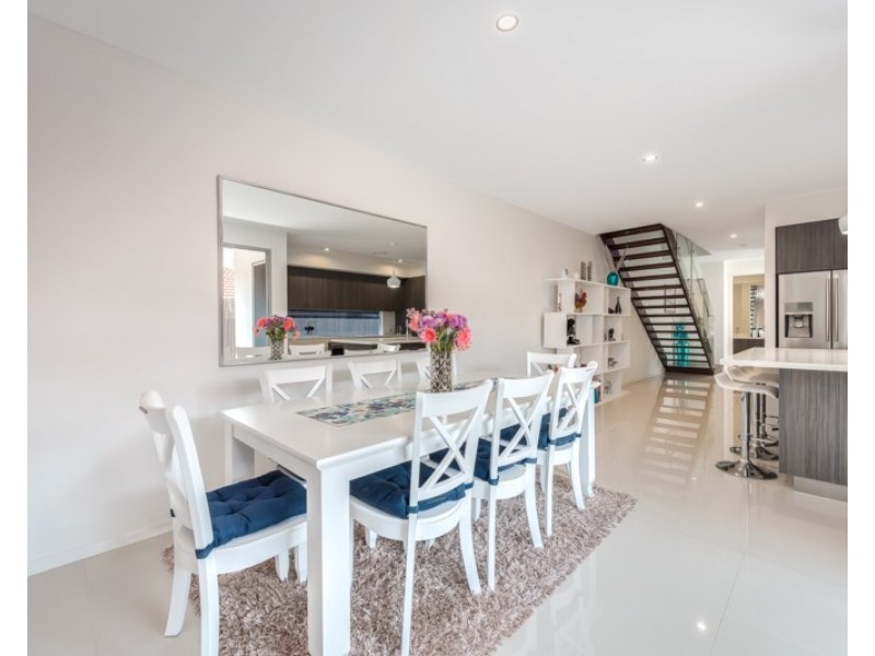 2/9 Nankeen Avenue, Paradise Point QLD 4216