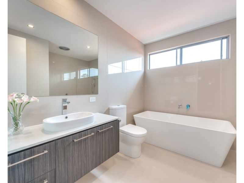 2/9 Nankeen Avenue, Paradise Point QLD 4216