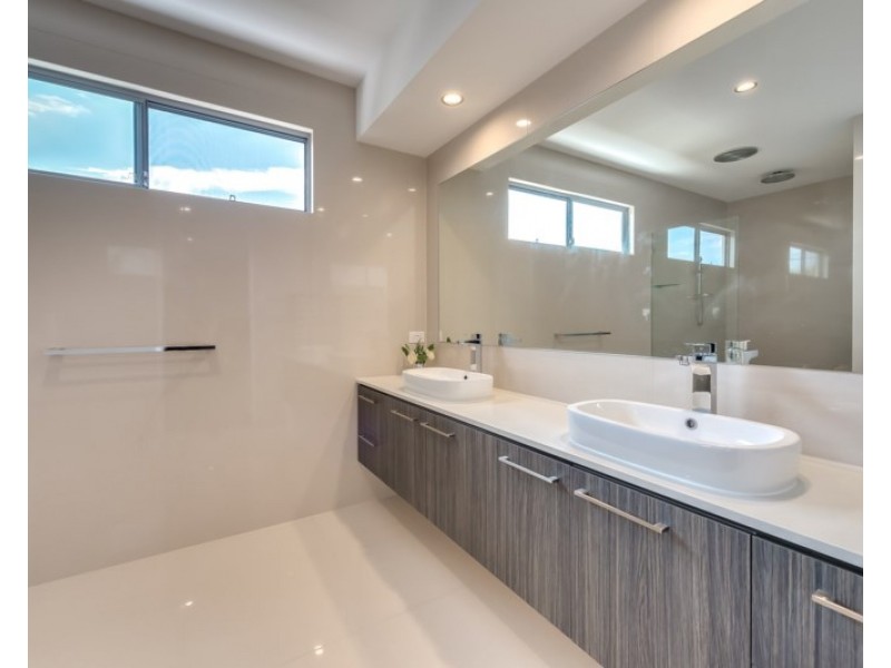 2/9 Nankeen Avenue, Paradise Point QLD 4216