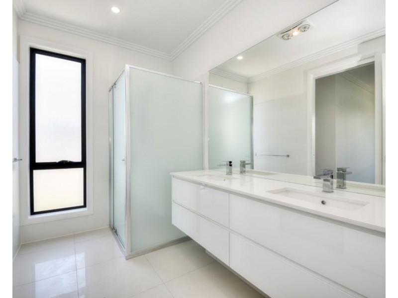 102 Stradbroke Street, Runaway Bay QLD 4216