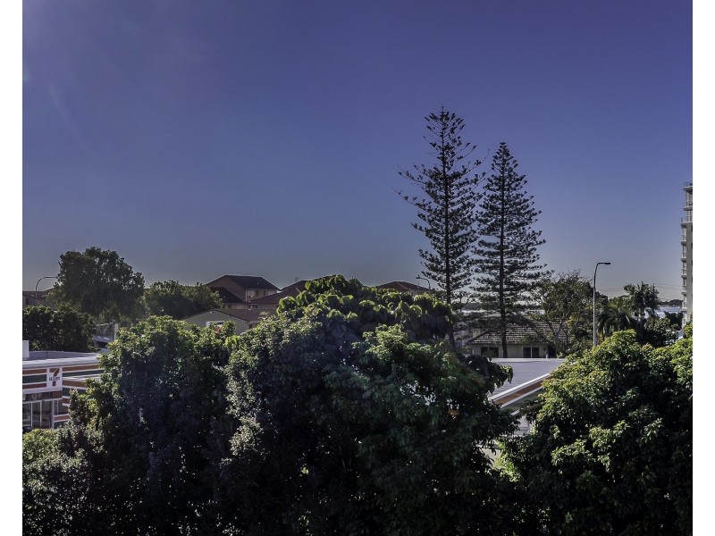 8 Sunshine Court, Labrador QLD 4215