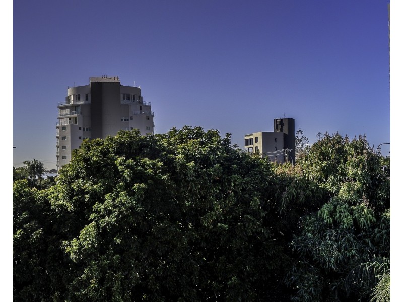 8 Sunshine Court, Labrador QLD 4215