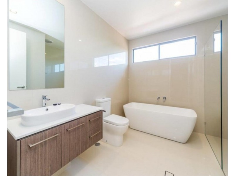 1/15 Eider Avenue, Paradise Point QLD 4216