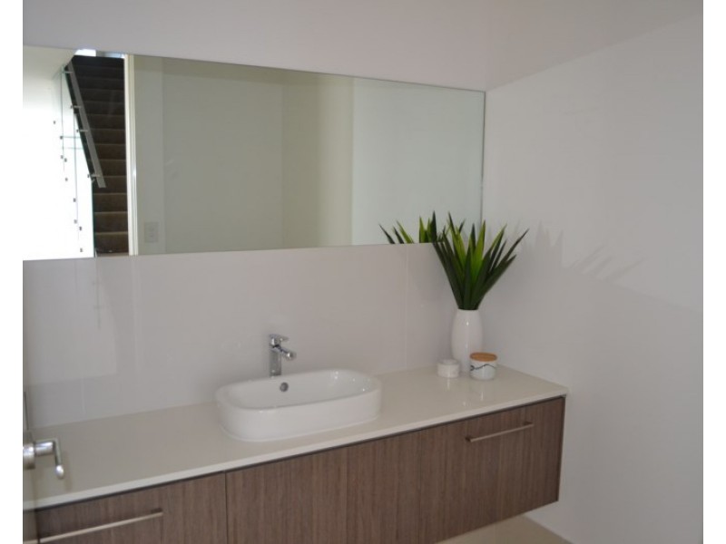 1/15 Eider Avenue, Paradise Point QLD 4216