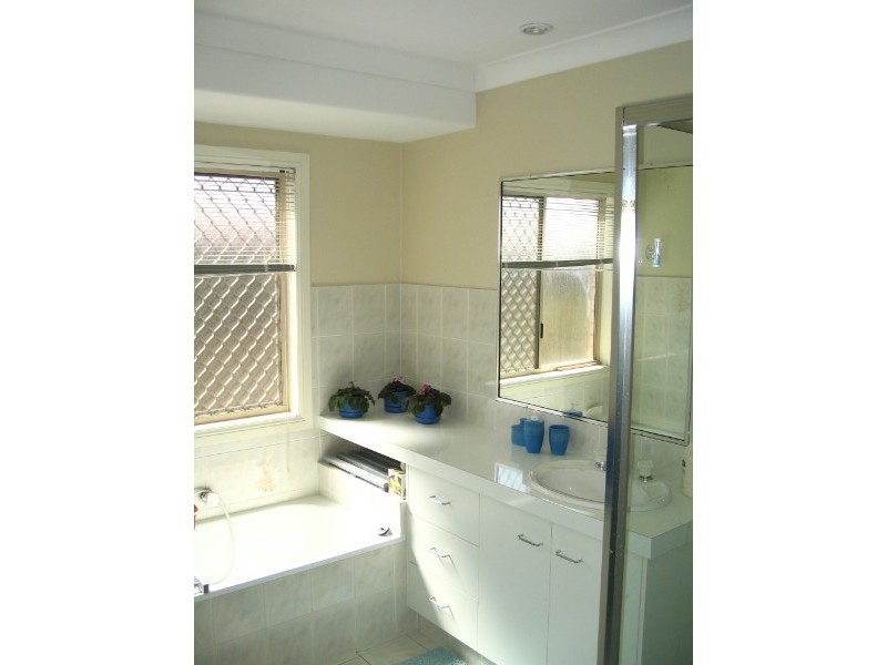 8 Clubhouse Drive, Arundel QLD 4214