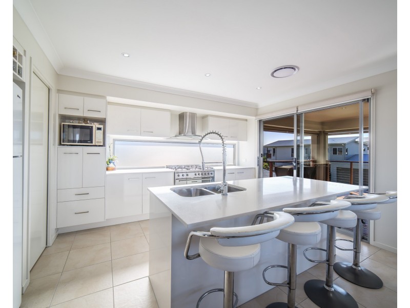8 Benetti Crescent, Hope Island QLD 4212