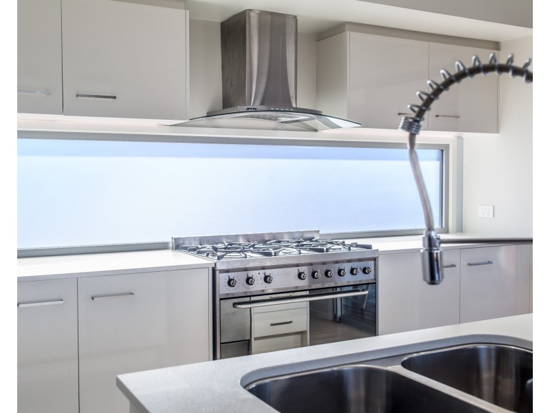 8 Benetti Crescent, Hope Island QLD 4212