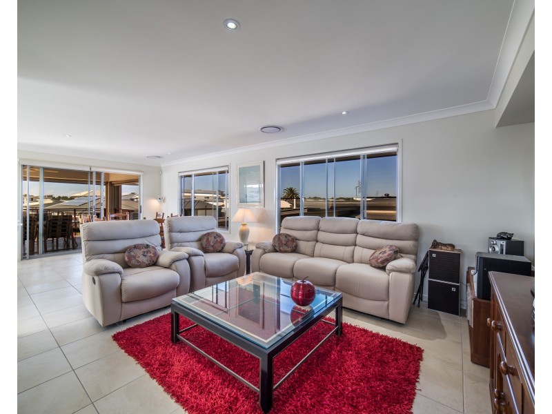 8 Benetti Crescent, Hope Island QLD 4212