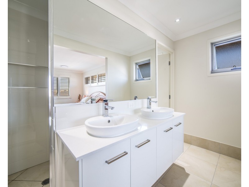 8 Benetti Crescent, Hope Island QLD 4212