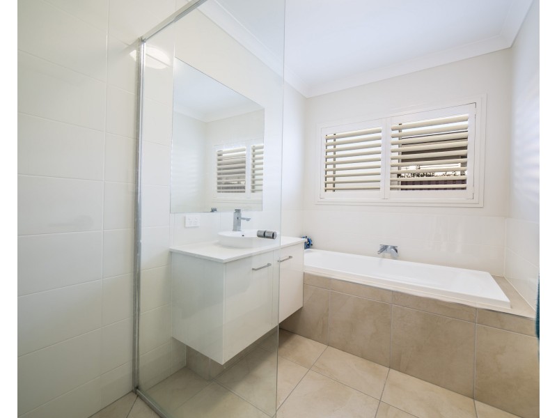 8 Benetti Crescent, Hope Island QLD 4212