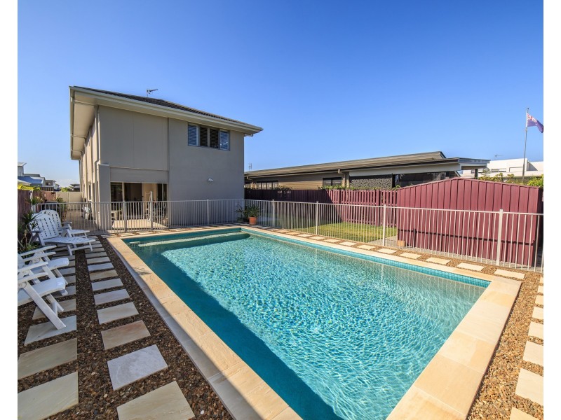 8 Benetti Crescent, Hope Island QLD 4212