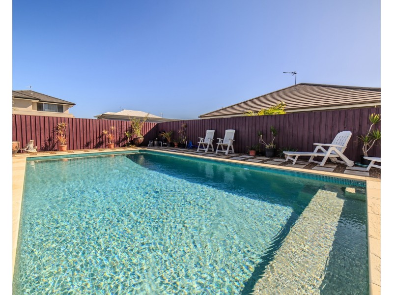 8 Benetti Crescent, Hope Island QLD 4212