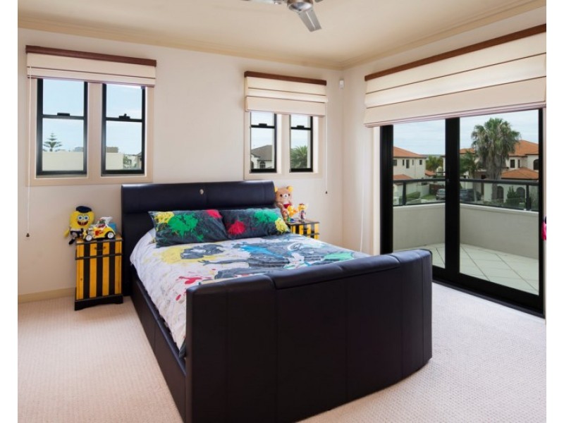 18-20 The Sovereign Mile, Sovereign Islands QLD 4216