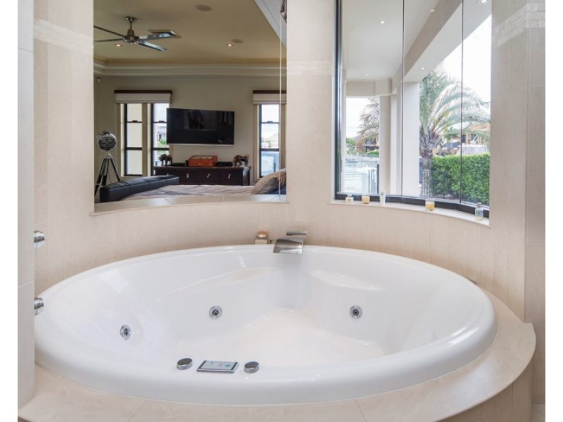 18-20 The Sovereign Mile, Sovereign Islands QLD 4216