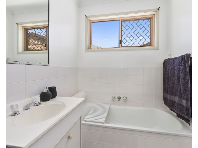 2/7 Cassandra Crescent, Labrador QLD 4215