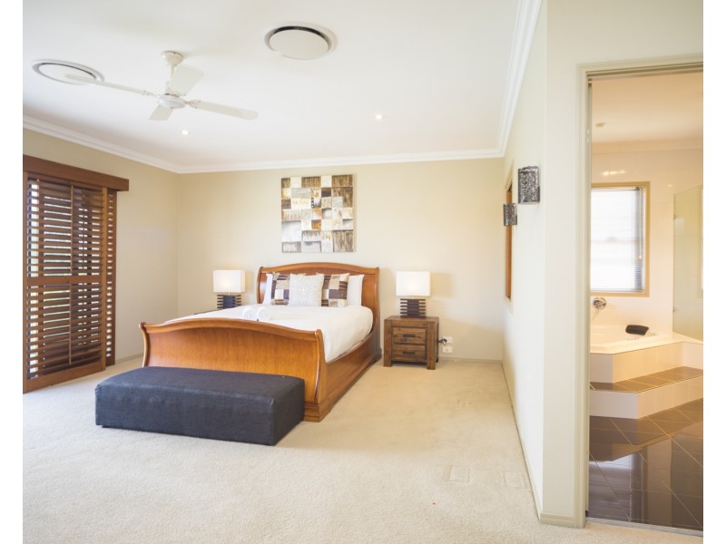 2119 Fernlea Close, Hope Island QLD 4212