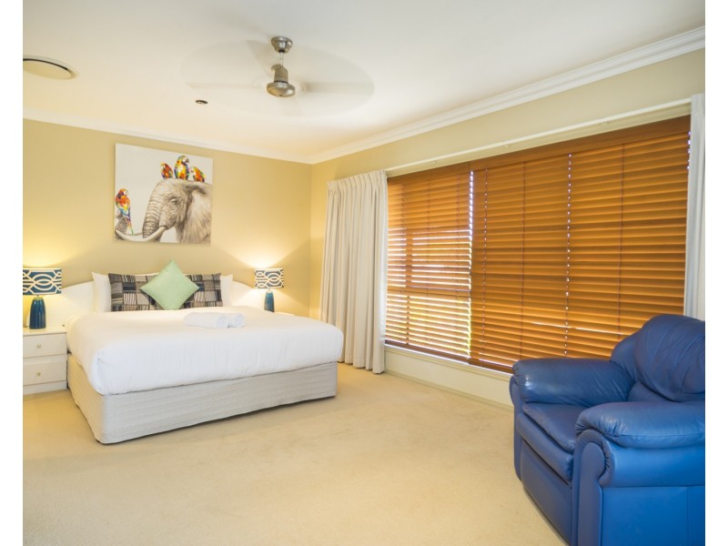 2119 Fernlea Close, Hope Island QLD 4212