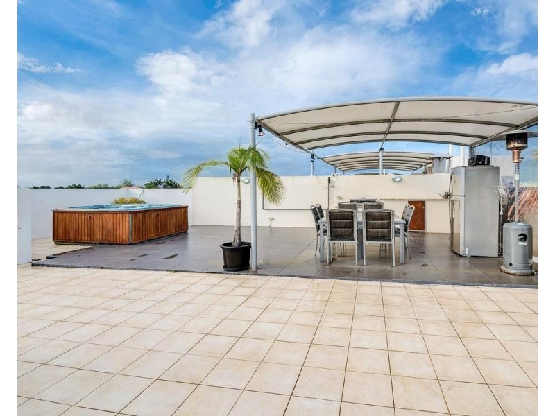 9/16-18 Canal Avenue, Runaway Bay QLD 4216
