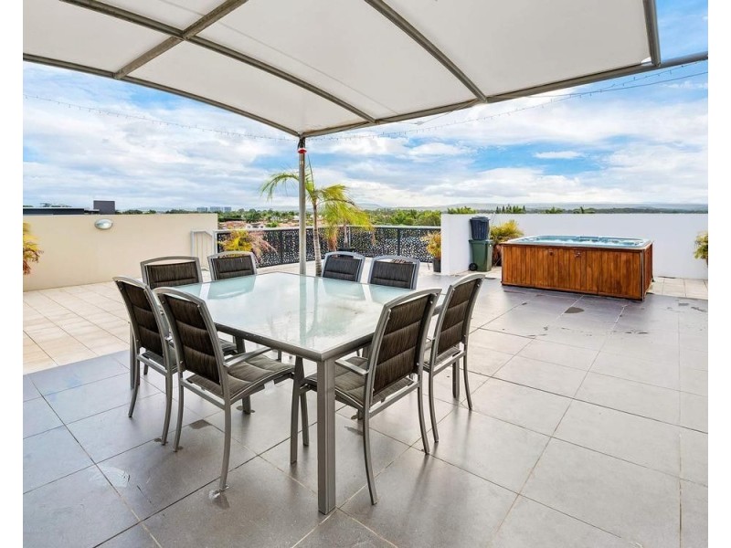 9/16-18 Canal Avenue, Runaway Bay QLD 4216