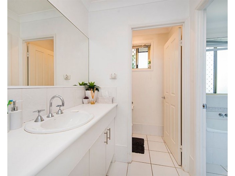 8 Balranald Court, Helensvale QLD 4212