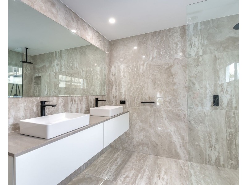 155 Pebble Beach Drive, Runaway Bay QLD 4216