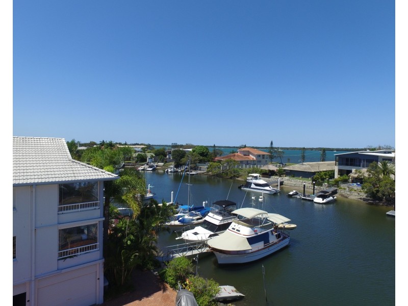 15 Canal Avenue, Runaway Bay QLD 4216