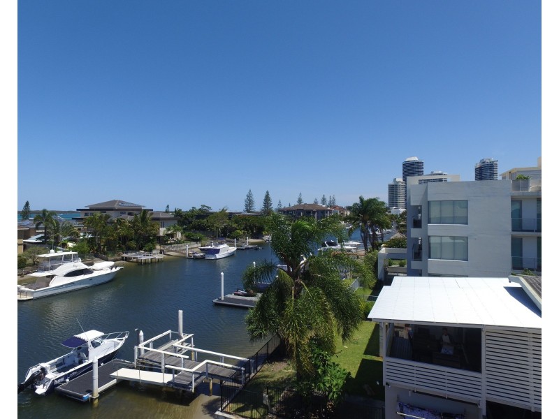 15 Canal Avenue, Runaway Bay QLD 4216