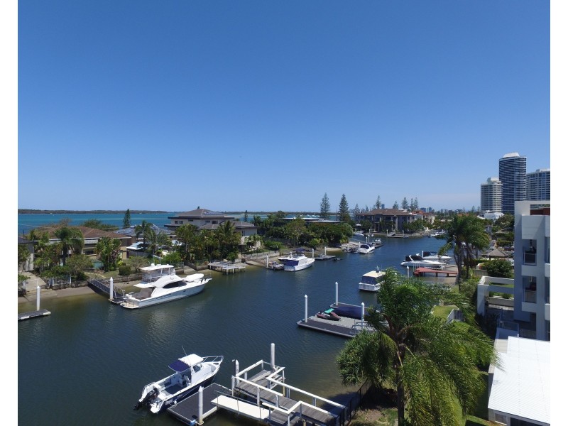 15 Canal Avenue, Runaway Bay QLD 4216