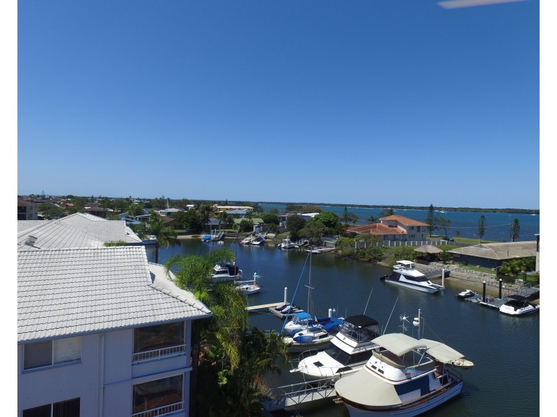 15 Canal Avenue, Runaway Bay QLD 4216