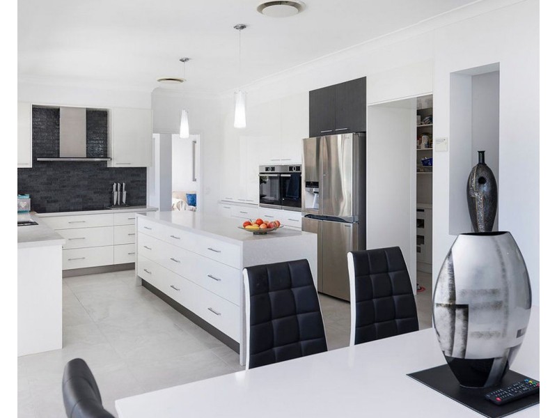 1055 Rosebank Way West, Hope Island QLD 4212