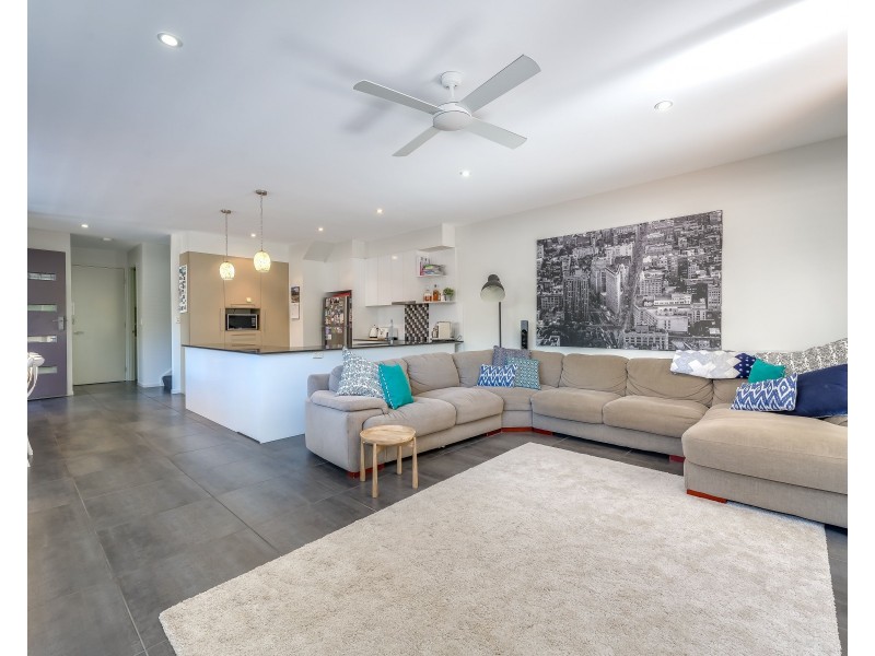 2/15 Broadwater Street, Runaway Bay QLD 4216