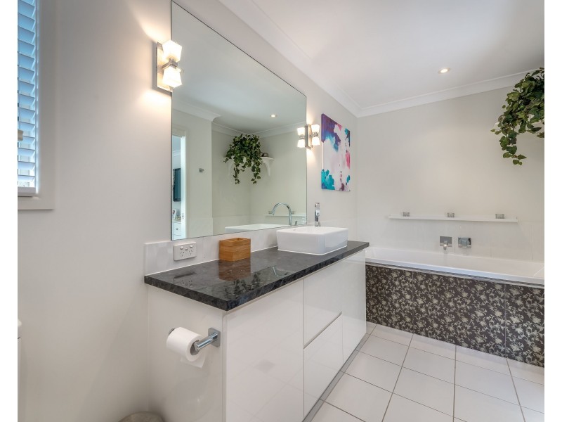 2/15 Broadwater Street, Runaway Bay QLD 4216
