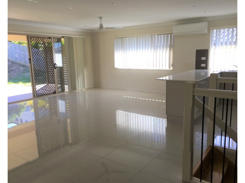 33 Hadrian Crescent, Pacific Pines QLD 4211