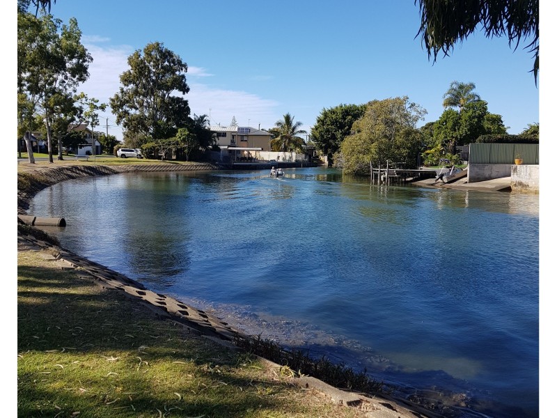 3 Kilmartin Esplanade, Biggera Waters QLD 4216