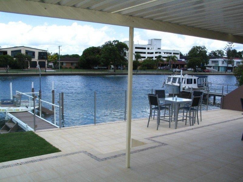 24 Vaggelas Crescent, Biggera Waters QLD 4216