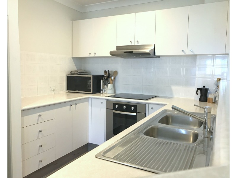 11/9 Errol Avenue, Paradise Point QLD 4216