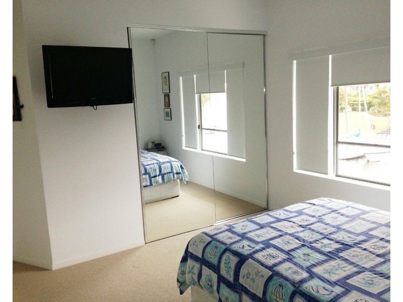 4/10 Oatland Esplanade, Runaway Bay QLD 4216