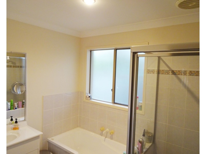 11 Madasin Close, Arundel QLD 4214