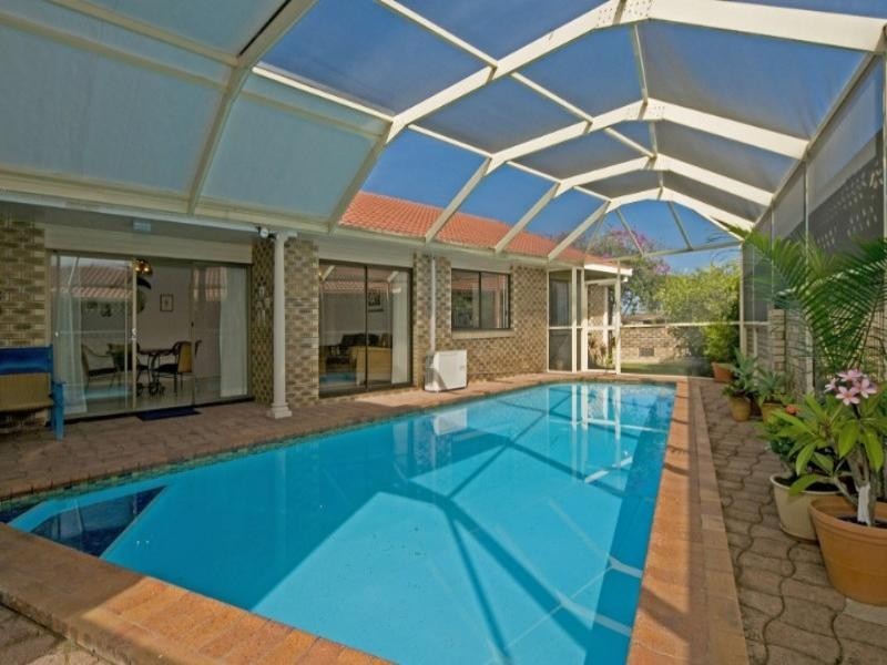 18 Lindsay Parade, Paradise Point QLD 4216