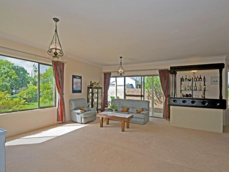 18 Lindsay Parade, Paradise Point QLD 4216