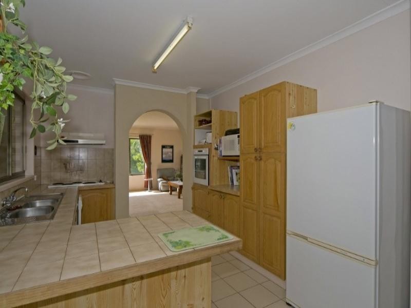 18 Lindsay Parade, Paradise Point QLD 4216