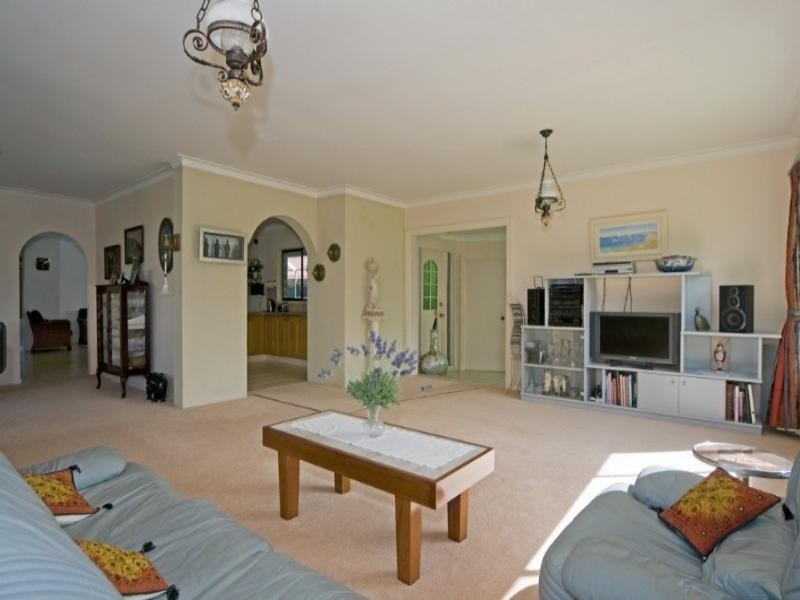18 Lindsay Parade, Paradise Point QLD 4216