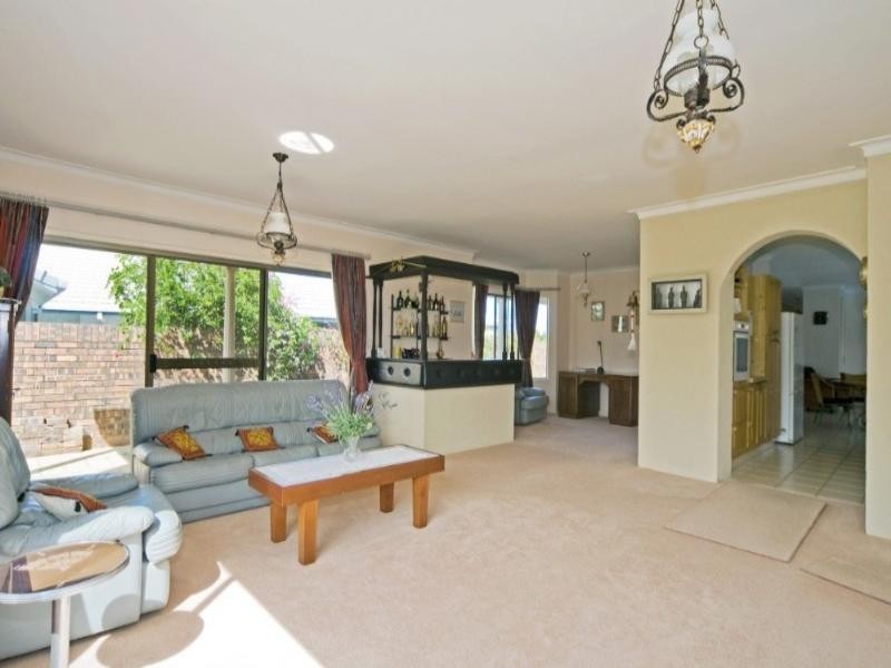 18 Lindsay Parade, Paradise Point QLD 4216