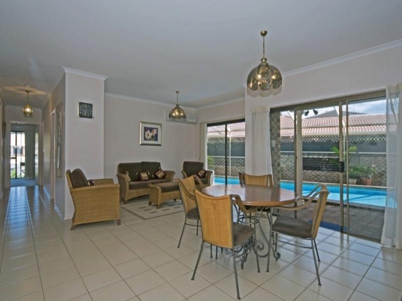 18 Lindsay Parade, Paradise Point QLD 4216