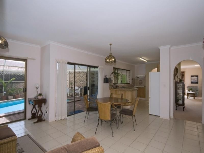 18 Lindsay Parade, Paradise Point QLD 4216