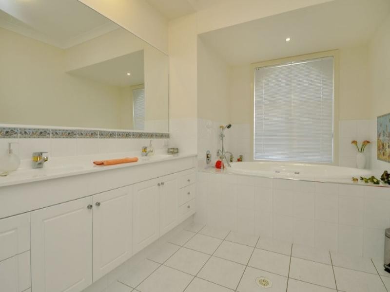 25 Champagne Boulevard, Helensvale QLD 4212