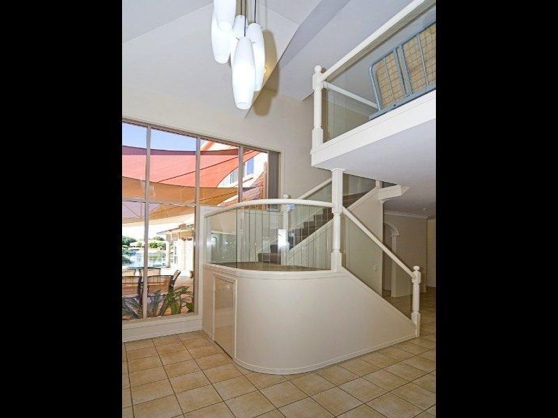 3 Namatjira Street, Paradise Point QLD 4216